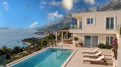 Villa mit Pool und Meerblick